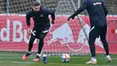 Kiper RB Salzburg Adam Stejskal (kiri) mengambil bagian dalam sesi latihan di Salzburg, Austria, 15 Februari 2022. RB Salzburg akan menjamu Bayern Munchen pada leg pertama babak 16 besar Liga Champions 2021/2022 di Stadion Red Bull Arena, Kamis (16/2/2022) dini hari WIB. (KERSTIN JOENSSON/AFP)