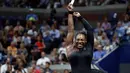 Petenis AS, Serena Williams berselebrasi setelah mengalahkan Karolina Pliskova dari Ceko pada perempat final turnamen AS Terbuka di New York, Selasa (4/9). Serena memastikan diri lolos ke babak semifinal berkat kemenangan 6-4 dan 6-3. (AP/Adam Hunger)