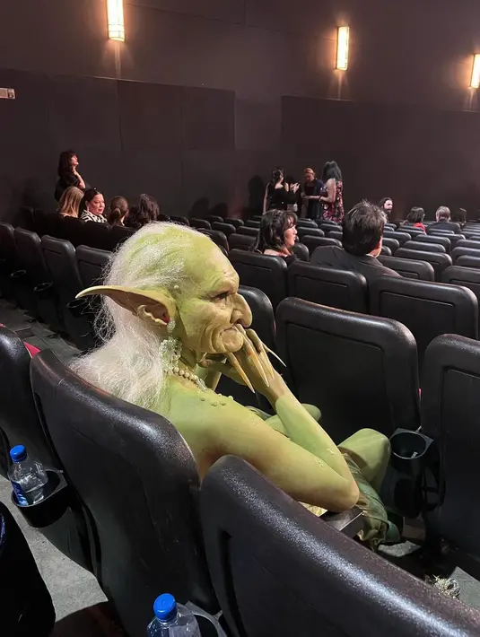 6 Potret Sosok Misterius yang Berdandan ala Goblin di Emmy Awards 2024