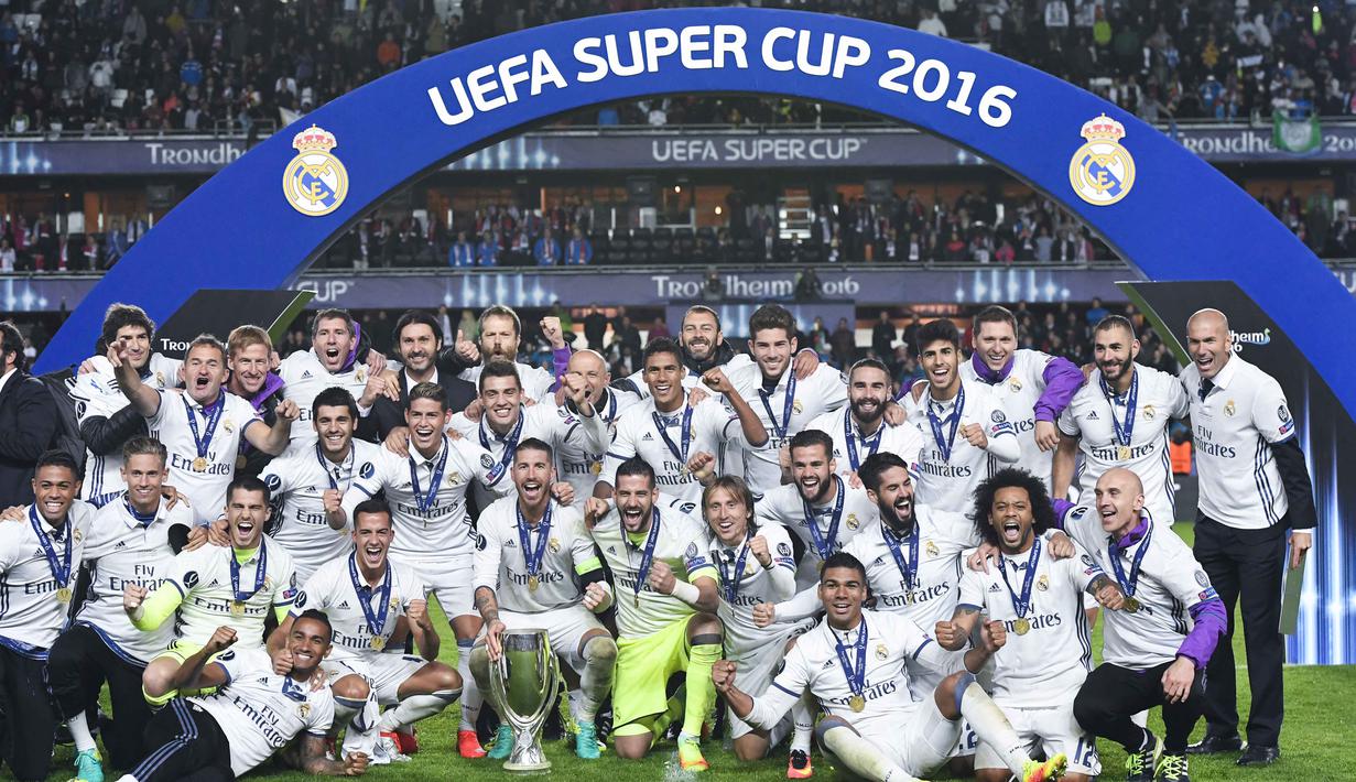 Para pemain Real Madrid merayakan keberhasilan meraih trofi Piala Super 2016 usai mengalahkan Sevilla FC di Lerkendal Stadion in Trondheim, (9/8/2016).  (AFP/Jonathan Nackstrand)