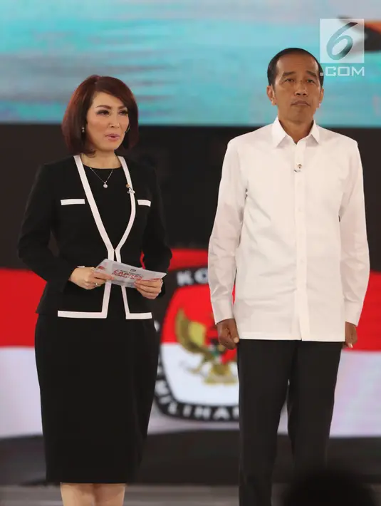 Capres nomor urut 01 Joko Widodo atau Jokowi (kanan) didampingi moderator Retno Pinasti menyanyikan lagu 'Indonesia Raya' saat pembukaan debat keempat Pilpres 2019 di Hotel Shangri-La, Jakarta, Sabtu (30/3). (Liputan6.com/JohanTallo)