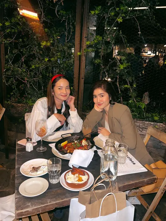 Febby Rastanty juga menyempatkan menyambangi sahabatnya Enzy Storia. Foto manis berdua bergaya bestie goals. [Foto: Instagram/febbyrastanty]