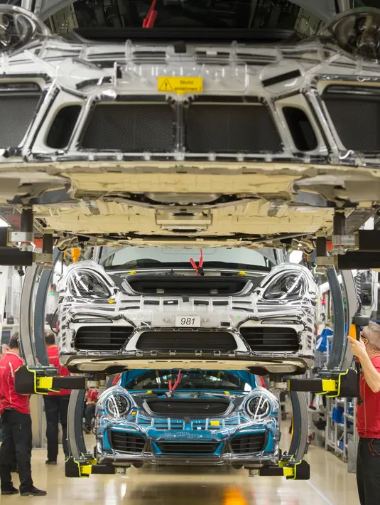 Sejumlah mobil Porsche hampir selesai dirakit di pabrik Porsche di Stuttgart, Jerman (26/1). Pemasukan Porsche tahun 2016 meningkat 14 persen menjadi 3,9 miliar euro dengan hasil penjualan mencapai 237.778 unit kendaraan. (AFP Photo/Thomas Kienzle)