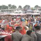 Puluhan ribu warga Garut, Jawa Barattumpek di lapangan Kerkof mengikuti puncak perayaan HUT Bhayangkara ke 73 (Liputan6,com/Jayadi Supriadin)