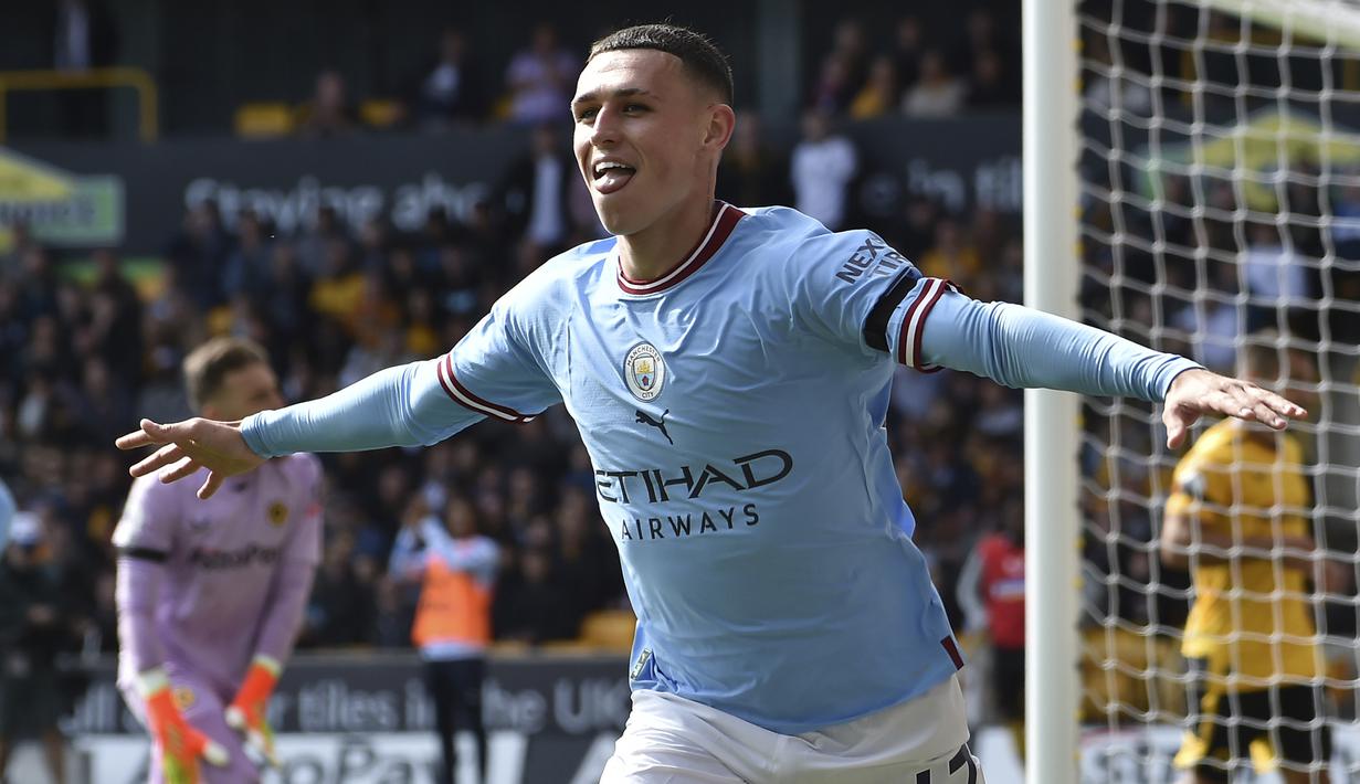 Phil Foden. Gelandang Inggris berusia 22 tahun yang kini memasuki musim ke-7 membela Manchester City usai dipromosikan dari tim U-18 ini telah mencetak 6 gol dan 3 assist di Liga Inggris musim 2022/2023 ini dari total 9 laga. Bahkan dalam 3 laga terakhir ia selalu menyumbang gol bagi The Citizens. Di pekan ke-9 (2/10/2022) saat City melumat MU 6-3, Phil Foden dan Erling Haaland menjadi duet mematikan dengan masing-masing mencetak hattrick ke gawang David De Gea. (AP/Rui Vieira)