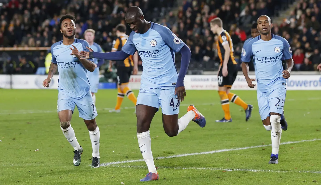 Pemain Manchester City, Yaya Toure mencetak satu gol lewat penalti pada laga Boxing Day di he Kingston Communications Stadium, (26/12/2016).  (Action Images via Reuters/Ed Sykes).