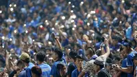 Aksi Bobotoh menyalakan lampu saat mendukung timnya melawan Persija Jakarta pada Torabika SC 2016 di Stadion Gelora Bandung Lauta Api, Bandung, Sabtu (16/7/2016). (Bola.com/Nicklas Hanoatubun)