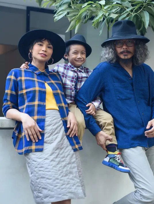 Bersama anak dan suaminya,pemeran Asih di film Danur ini tampil kompak dengan kemeja bernuansa kotak-kotak. Tak lupa topi fedora bewarna hitam sebagai pemanis. Kece banget ya!(Liputan6.com/IG/@shareefadaanish)lannel