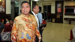 Ketua Fraksi PPP Hasrul Azwar saat berada di dalam gedung Polda Metro Jaya, Jakarta, Selasa (1/3). Kedatangannya tersebut untuk menemui rekan mereka yang terjerat kasus penganiayaan pembantu, Fanny Safriansyah alias Ivan Haz. (Liputan6.com/Johan Tallo)