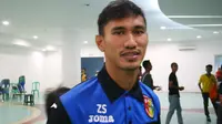 Zulkifli Syukur kapten Mitra Kukar bisa tersenyum lega cedera tangannya tidak parah, ia bisa tampil di leg kedua perempat final Piala Presiden melawan PSM di Makassar. (Bola.com/M. Ridwan)