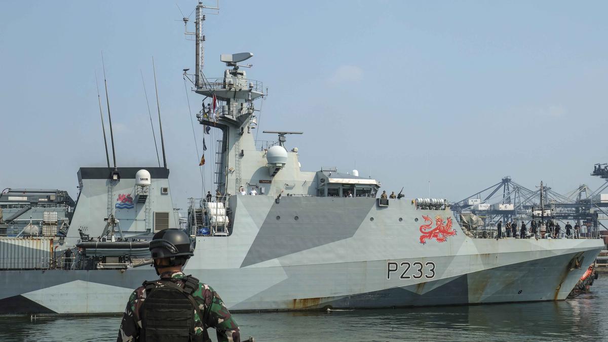 Kapal Perang Kerajaan Inggris HMS Tamar Bersandar di Jakarta