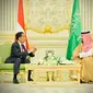 Presiden Jokowi saat melakukan pertemuan bilateral dengan Perdana Menteri (PM) Kerajaan Arab Saudi (KAS) Mohammed bin Salman al-Saud (MBS) di Istana Al-Yamamah, Riyadh, pada Kamis, 19 Oktober 2023. (Biro Pers Kepresidenan).