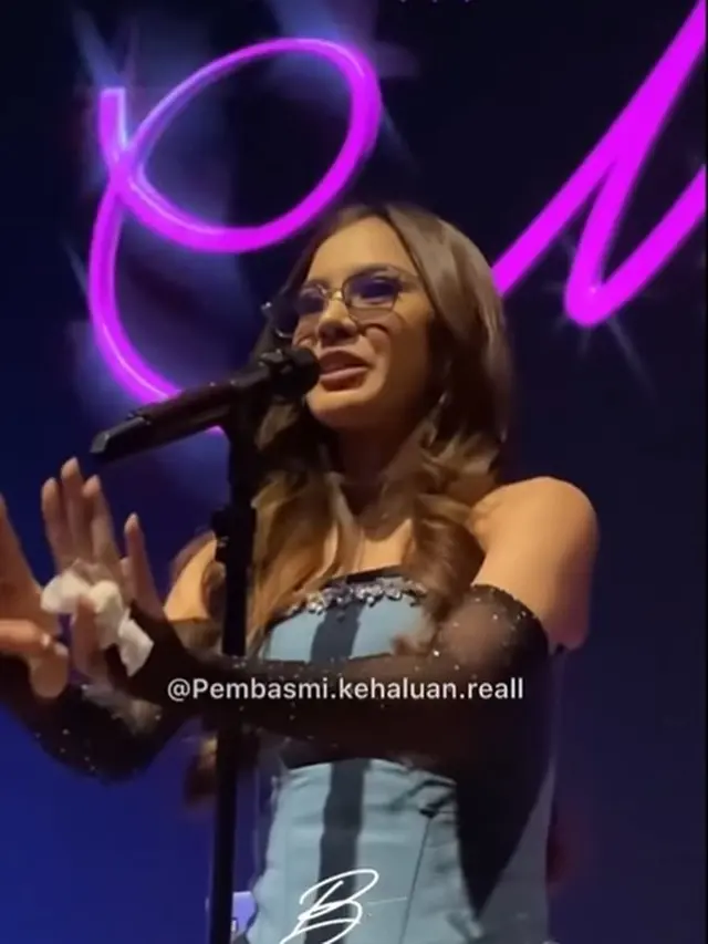 Mahalini Raharja menangis di panggung (Instagram/pembasmi.kehaluan.reall)