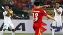 Gelandang Timnas Indonesia, Manahati Lestusen, tampak kecewa saat melawan Vietnam pada laga semifinal Piala AFF di Stadion My Dinh, Hanoi, Kamis (7/12/2016). Indonesia lolos dengan agregat 4-3. (Bola.com/Peksi Cahyo)