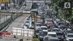 Kendaraan terjebak macet akibat penutupan Underpass Senen, Jakarta, Rabu (1/7/2020). Dishub DKI menutup ruas Underpass Senen dari arah Jalan Letjen Suprapto menuju Simpang Senen hingga akhir Juli 2020 guna memperlancar proyek pembangunan Underpass Senen Extension. (merdeka.com/Iqbal S. Nugroho)