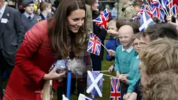 Catherine Elizabeth Middleton terlihat begitu antusias berinteraksi dengan ratusan pelajar yang menyambut kedatangannya di Forteviot Fete, Forteviot, Skotlandia, (29/5/2014). (REUTERS/Russell Cheyne)