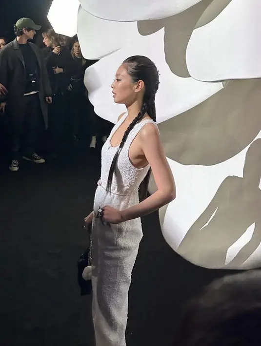Bahkan Erina berkesempatan bertemu dengan Jennie Blackpink yang mengenakan jumpsuit warna putih. Credit: Instagram (@erinagudono)