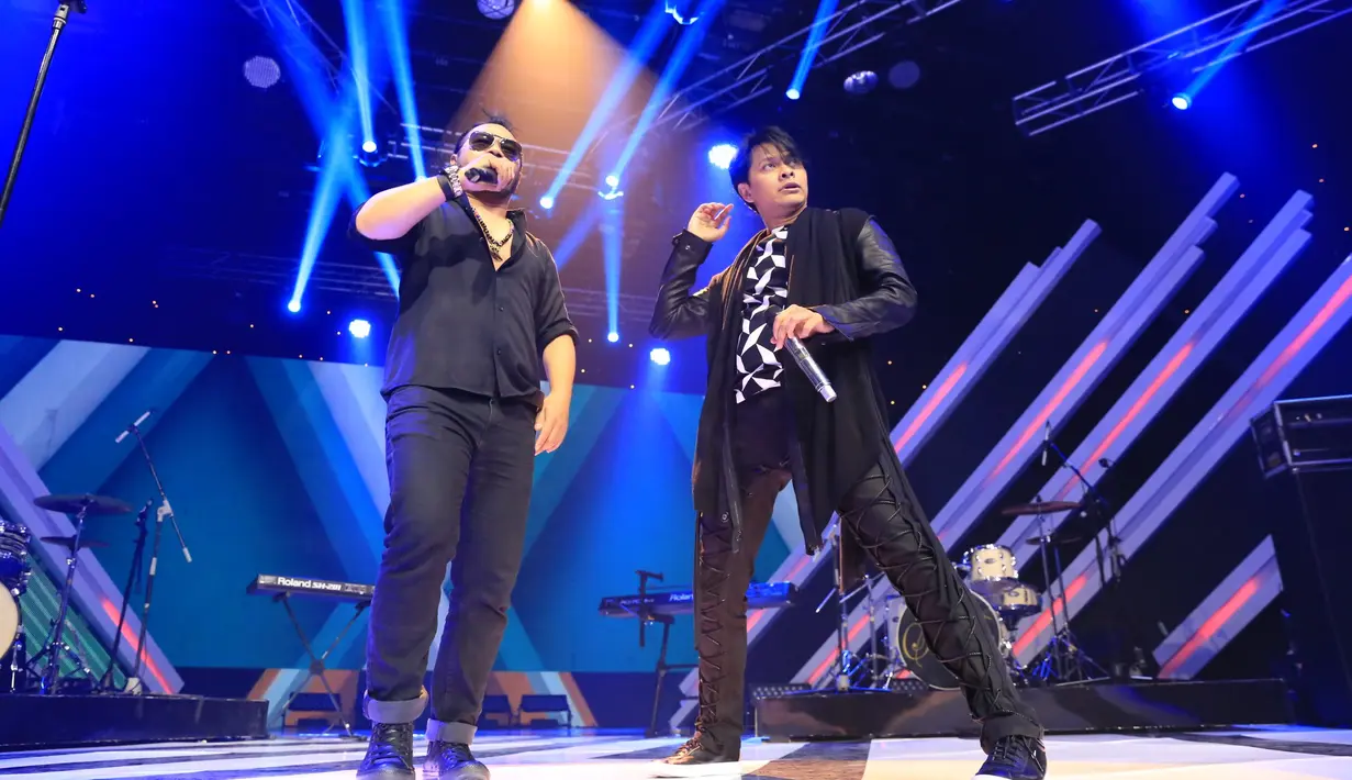 The Biggest Concert Super Band digelar pada Rabu (5/10/2016) malam dan disiarkan dari Sudio Penta, Kebon Jeruk, Jakarta Barat. Selain keduanya, acara itu juga diramaikan oleh Setia Band dan Five Minutes. (Adrian Putra/Bintang.com)