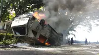 Sebuah mobil hangus terbakar saat terjadi unjuk rasa menolak Omnibus Law di Kota Malang pada Rabu, 8 Oktober 2020 (Liputan6.com/Zainul Arifin)