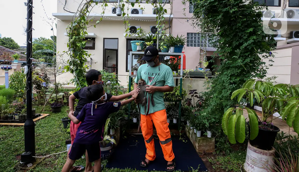 Anak-anak bermain di ruang edukasi anak di halaman Kantor Kelurahan Karet, Jakarta Selatan, Selasa (30/3/2021). Lurah Karet, Kiki Muhammad Akbar berharap tempat ini berfungsi sebagai ruang interaksi dan juga sarana edukasi bagi warga. (Liputan6.com/Johan Tallo)