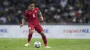 Gelandang Timnas Indonesia, Evan Dimas, mengontrol bola saat melawan Malaysia pada semifinal SEA Games di Stadion Shah Alam, Selangor, Sabtu (26/8/2017). Indonesia kalah 0-1 dari Malaysia. (Bola.com/Vitalis Yogi Trisna)