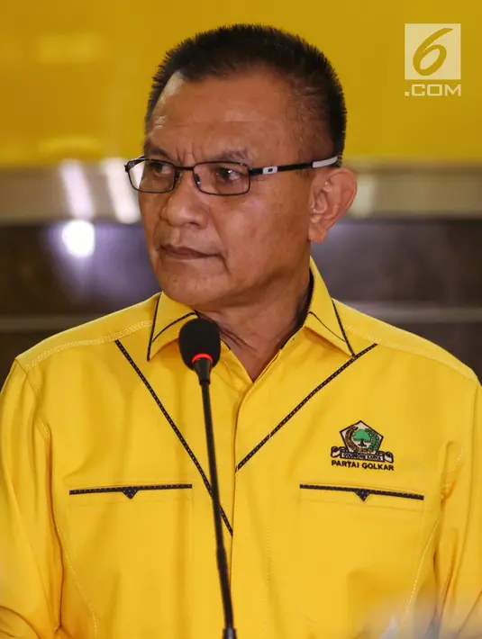 Sekjen Partai Golkar Lodewijk Freidrich Paulus menyampaikan keterangan pers di kantor DPP Partai Golkar, Slipi, Jakarta, Kamis (28/3). Partai Golkar memberhentikan Bowo Sidik Pangarso dari kepengurusan DPP Golkar. (Liputan6.com/Johan Tallo)