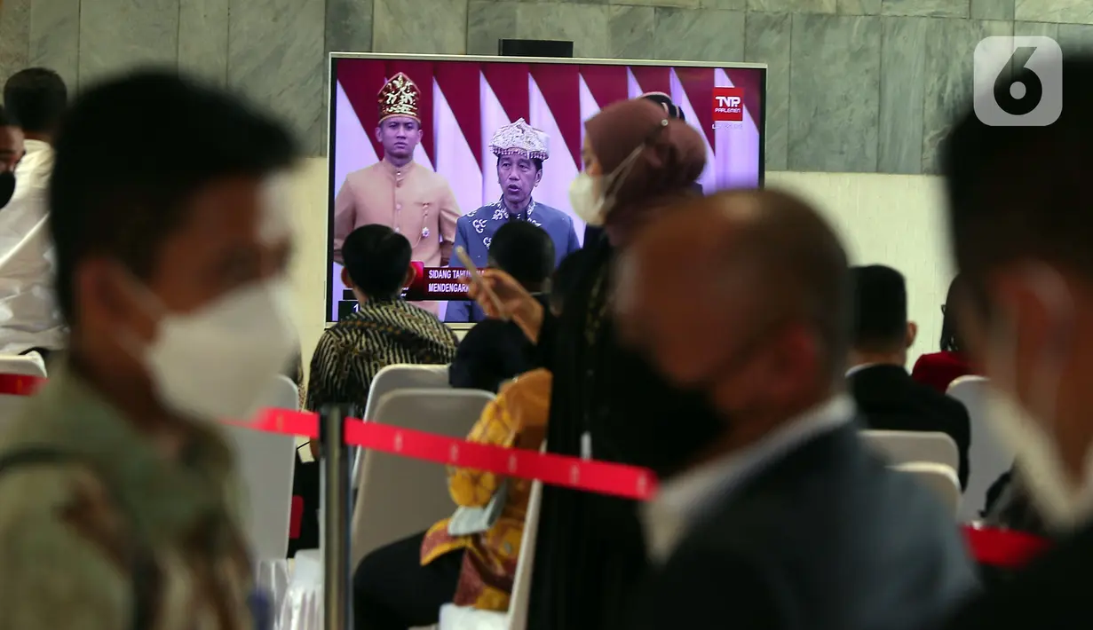 Layar televisi memperlihatkan pidato kenegaraan Presiden Joko Widodo atau Jokowi dalam Sidang Tahunan MPR, DPR, DPD di Gedung Nusantara, Jakarta, Selasa (16/8/2022). Di Gedung Nusantara, Presiden Jokowi akan menyampaikan pidato pada Sidang Tahunan MPR RI Tahun 2022 dan pidato kenegaraan dalam rangka Hari Ulang Tahun (HUT) ke-77 Kemerdekaan RI pada Sidang Bersama DPR RI dan DPD RI Tahun 2022. (Liputan6 com/Angga Yuniar)