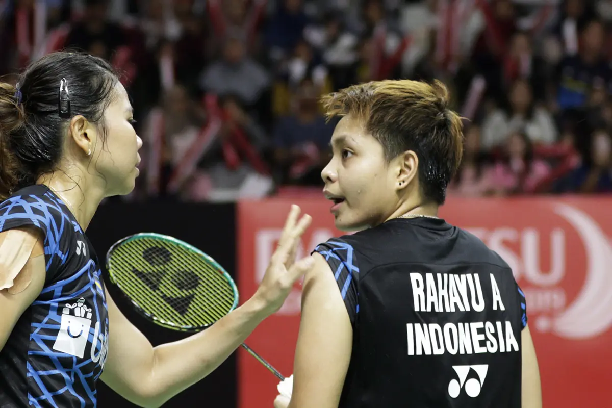 Ganda putri Indonesia, Greysia Polii, menyemangati Apriyani Rahayu saat melawan ganda Jepang. (Bola.com/Yoppy Renato)