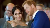 Pangeran Harry dan tunangannya, Meghan Markle menyaksikan pertunjukan musisi dalam kunjungan mereka ke Cardiff Castle, Wales, Kamis (18/1). Setelah resmi bertunangan, Harry dan Meghan mulai tak segan tampil bersama dalam kesempatan (BEN BIRCHALL/POOL/AFP)