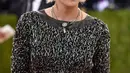 Kehadiran Kristen Stewart di acara perhelatan Met Gala 2016 memang begitu menyita perhatian publik. Tak hanya berpenampilan keren, di acara tersebut Kristen Stewart merasa amat canggung. (AFP/Bintang.com)