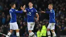 Para pemain Everton merayakan hasil imbang melawan Manchester United pada laga Premier League di Goodison Park, Liverpool, (04/12/2016). MU bermain imbang 1-1 lawan Everton. (AFP/Paul Ellis) 