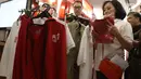 Pengunjung melihat baju produk official merchandise pasangan calon 01 Jokowi-Ma'ruf Amin di FX Sudirman, Jumat (25/1). Berbagai merchandise ditawarkan ke masyarakat, mulai pakaian hingga helm yang bertemakan Jokowi-Ma'ruf. (Liputan6.com/Angga Yuniar)