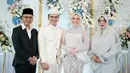 Dine juga menceritakan malam sebelum akad nikah. Ia mengalami alergi hingga membuat muka dan mata kedua bengkak. "Malam sebelum akad , alergi kumat , muka, mata bengkak tertutup dua2nya , sibuk minum obat dari tengah mlm, konsul dan import obat dari RS AMC," lanjut perempuan dua orang anak ini. [Instagram/dine.pearl]