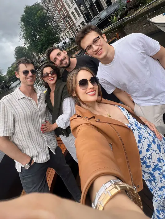 Cinta Laura juga memadukan dress bunga dan jaket kulit.   [Foto: Instagram/ Cinta Laura]