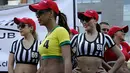 Para model mengenakan jersey tim peserta Copa America 2015 di pusat kota Santiago, Cile.(REUTERS/David Mercado)