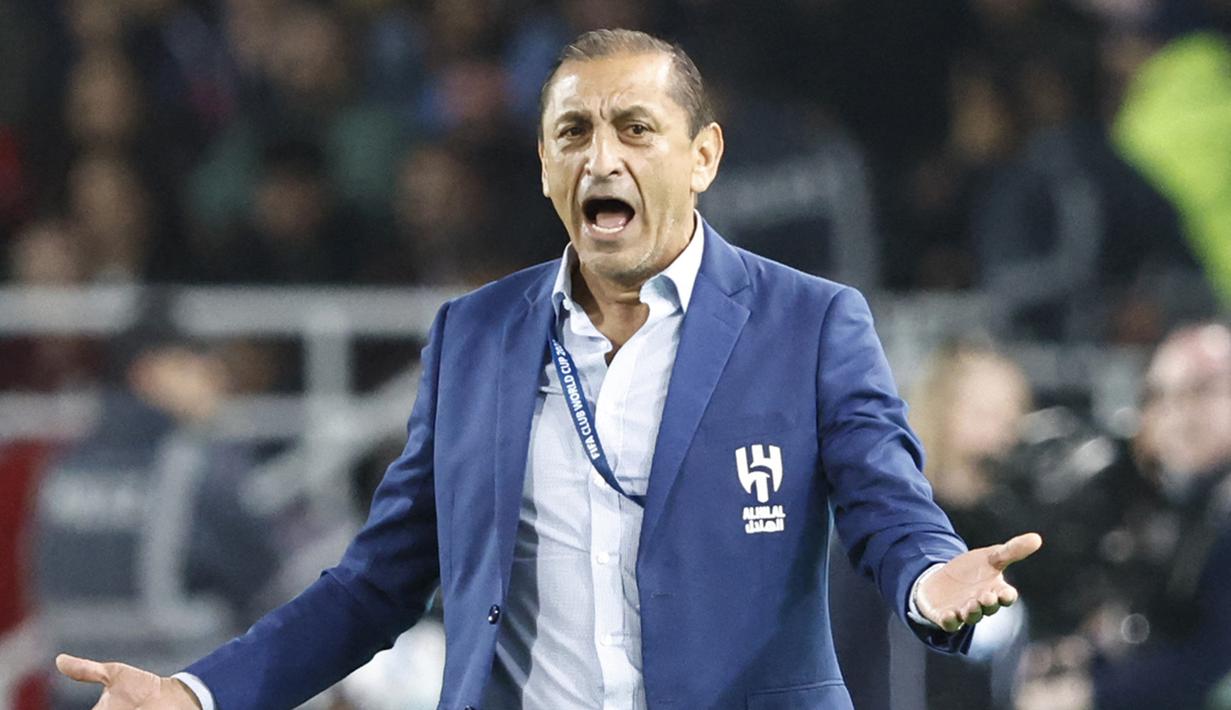 Ekspresi kecewa pelatih Al Hilal, Ramon Diaz saat menghadapi Real Madrid pada laga final Piala Dunia Klub 2022 di Prince Moulay Abdellah Stadium, Rabat, Arab Saudi (11/2/2023). Ramon Diaz yang kini menjadi pelatih Al Hilal di Saudi Pro League mencetak total 8 gol pada edisi kedua Piala Dunia U-20 tahun 1979 di Jepang dan mengantar Argentina sebagai kampiun. Gelar top skor pun diraihnya, sementara rekannya Diego Maradona terpilih sebagai pemain terbaik turnamen. (AFP/Khaled Desouki)