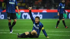 Javier Zanetti - Legenda Argentina ini begitu dihormati dengan kedewasaan yang ia tunjukan saat berlaga di lapangan. Iya kerap menebar senyuman baik terhadap kawan maupun lawannya. (AFP/Olivier Morin)