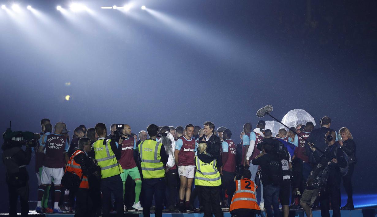 Pemain West Ham, Mark Noble saat diwawancara saat  'Farewell Boleyn' usai melawan Machester United, (10/5/2016). (Reuters/Eddie Keogh)