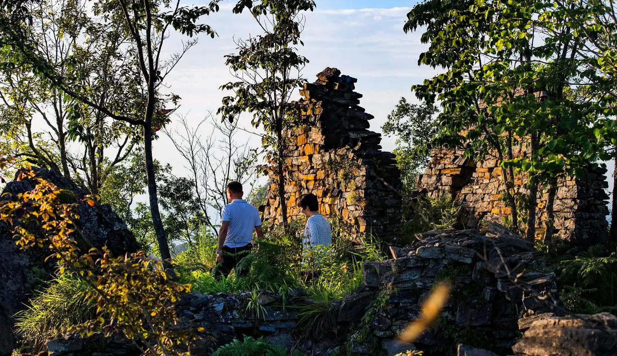 Para wisatawan mengunjungi peninggalan kompleks desa kuno di Minzhu, sebuah kota di Wilayah Langao, Provinsi Shaanxi, China pada 29 Juni 2020. Terletak di daerah pegunungan di Gunung Bashan, peninggalan kompleks desa tersebut berasal dari masa Dinasti Ming (1368-1644). (Xinhua/Tao Ming)