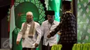 KH Ma'ruf Amin (kiri) terpilih sebagai ketua Rais Am PBNU menggantikan Mustoffa Bisri (Gus Mus) pada Muktamar NU ke - 33, di Jombang, Jawa Timur, Kamis (6/8/2015). (Liputan6.com/Johan Tallo)