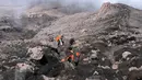 Diperlukan konsentrasi khusus dan fisik yang prima saat melewati jalur terjal berbatu jelang puncak Gunung Kerinci. Tampak beberapa pendaki saat mencoba melintasi jalur di lereng Gunung Kerinci pada 15 Mei 2015. (Liputan6.com/Helmi Fithriansyah)