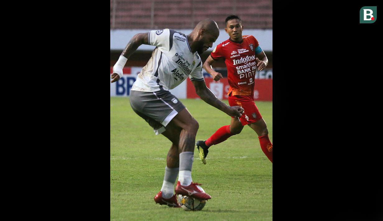 Penyerang Persib David Da Silva berusaha menendang bola ke gawang Bali United dalam pertandingan pekan ke-23 BRI Liga 1 2022/2023 di Stadion Maguwoharjo Sleman, Jumat (10/02/2023) WIB. David 
 Da Silva menjadi penyelamat Persib Bandung berkat gol penyeimbang yang ia ciptakan di menit ke-88. (Bola.com/Maheswara Putra)