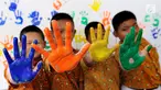 Empat siswa menunjukkan tangan berlumuran cat air di SD Negeri 15 Karet Tengsin, Jakarta, Rabu (18/10). Kegiatan yang diadakan operator penyedia air Palyja digelar dalam rangka Hari Cuci Tangan Pakai Sabun Sedunia. (Liputan6.com/Fery Pradolo)