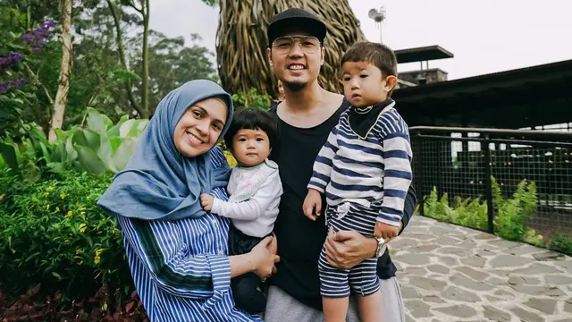 Keseruan Nycta Gina dan Keluarga Kecilnya