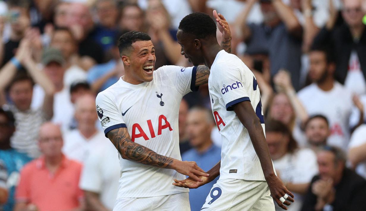 Pemain Tottenham Hotspur, Pape Matar Sarr (kanan) melakukan selebrasi bersama rekannya, Pedro Porro setelah mencetak gol ke gawang Manchester United pada laga pekan kedua Liga Inggris 2023/2024 di Tottenham Hotspur Stadium, London, Inggris, Minggu (20/08/2023) WIB. (AFP/Adrian Dennis)