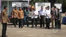 Presiden Jokowi (ketiga kanan) didampingi Dirut BPJS Fahmi Idris (keempat kanan) saat membagikan 3.289 Kartu Indonesia Sehat kepada buruh dan keluarga PT Dok & Perkapalan Kodja Bahari, Cilincing Jakarta, Selasa (28/4/2015). (Liputan6.com/Faizal Fanani)