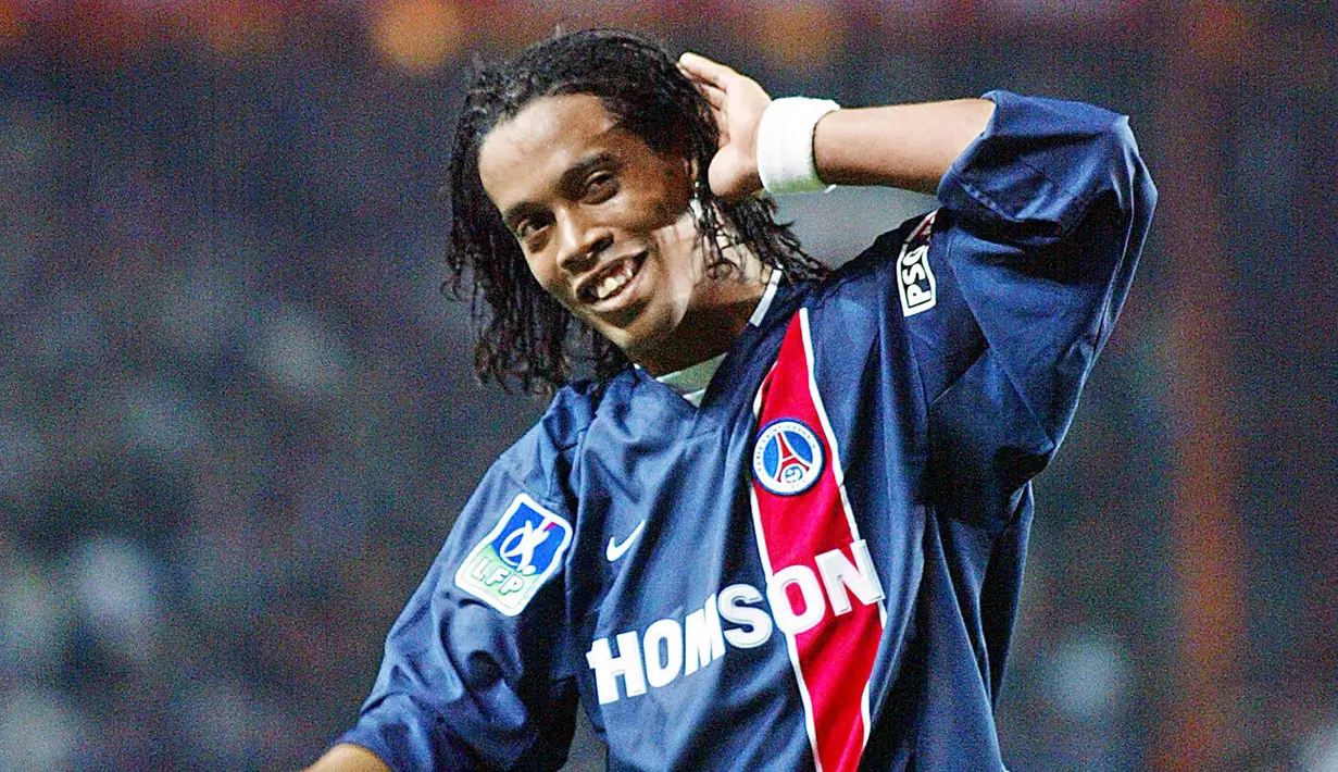 2. Ronaldinho – Sebelum menjadi bintang di Barcelona, mantan pemain terbaik dunia ini pernah bermain untuk PSG dalam kurun waktu 2001 hingga 2003. Ia tampil dalam 55 laga dan mengemas 17 gol. (AFP/Jacques Demarthon)