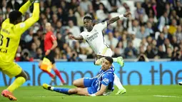 Dua dari lima gol kemenangan Real Madrid diborong oleh Vinicius. (AP Photo/Jose Breton)