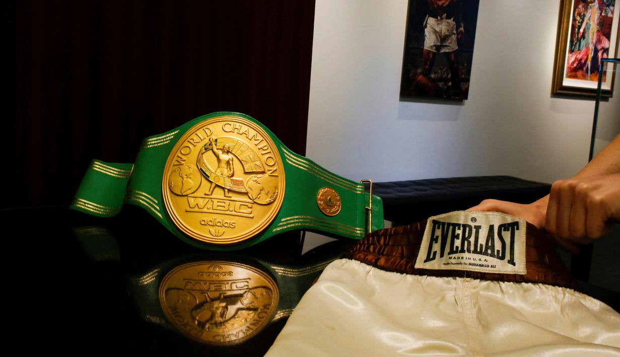 Celana pendek Muhammad Ali yang dikenakan dalam "Rumble in The Jungle" juga turut dilelan di Heritage Auctions, Manhattan, New York, Amerika Serikat, Jumat (19/8). (REUTERS/Eduardo Munoz)