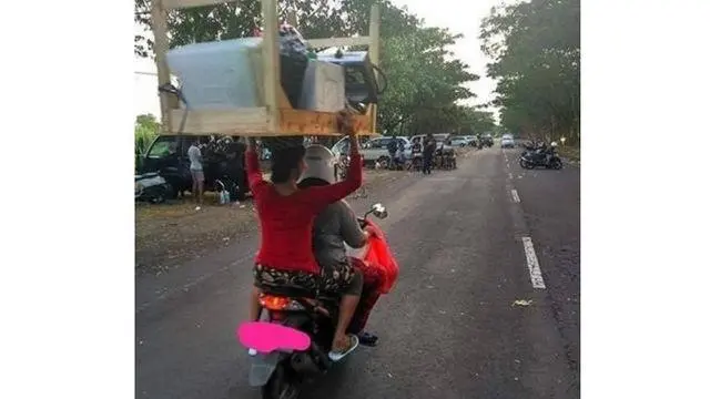 Kumpulan Potret Ibu-Ibu Dibonceng Naik Sepeda Motor, Aksinya Bikin Ngilu